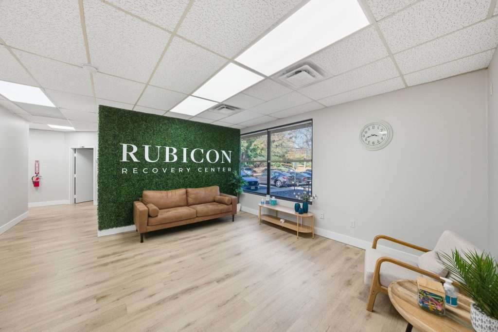 381-web-or-mls-Interior Photo (01)