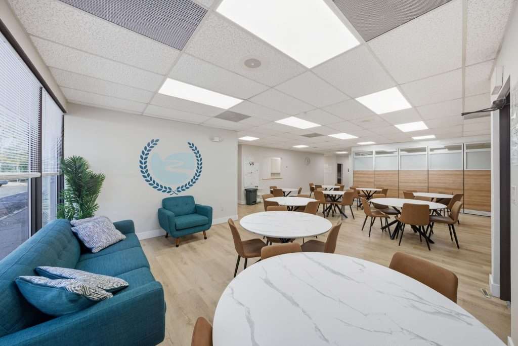 387-web-or-mls-Interior Photo (07)